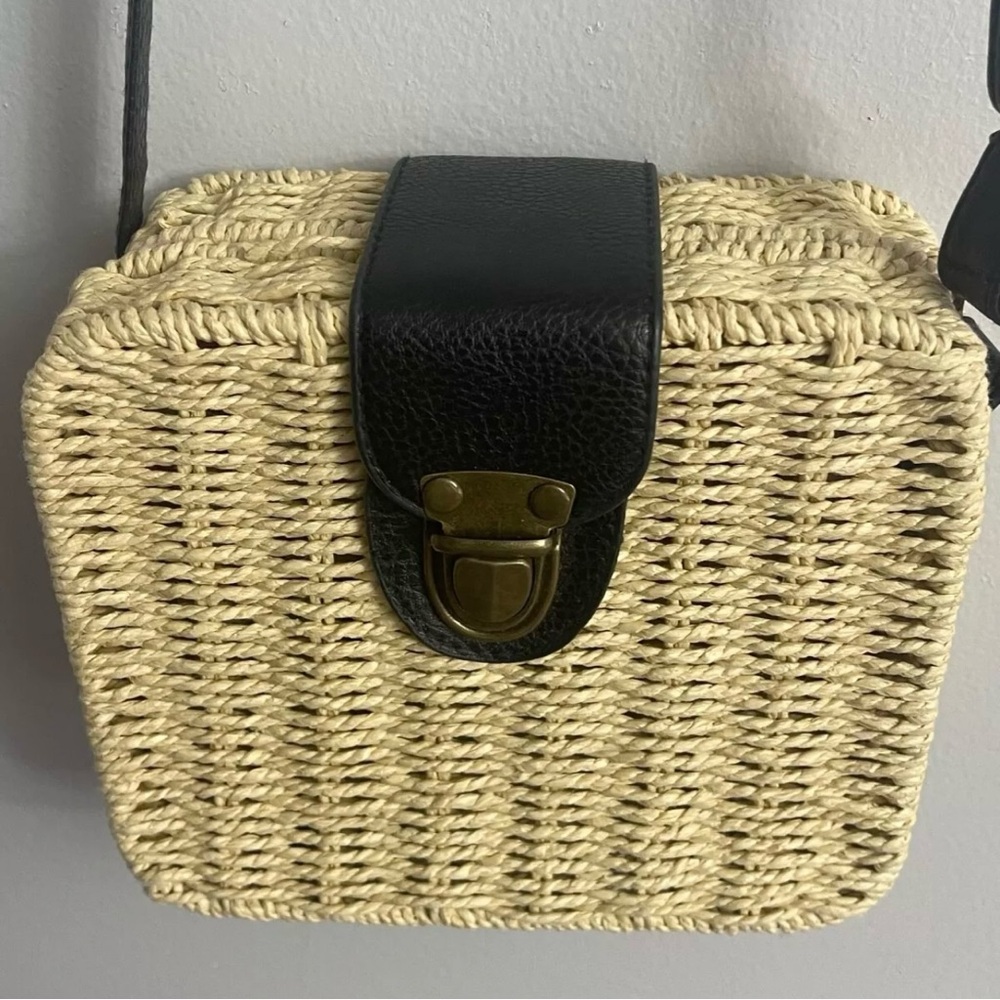 Square Rattan Straw Bag
Crossbody 8" colorful Fabric Lining leather accent metal
